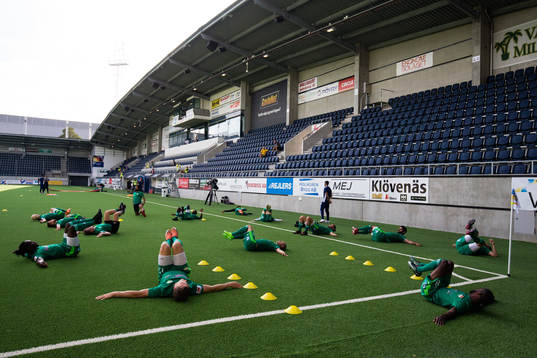 Dalkurds spelare värmer upp i skuggan