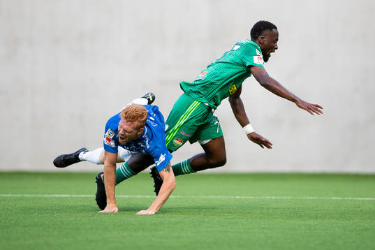 Dalkurds Mohamed Buya Turay faller i straffområdet