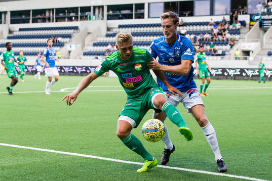 Dalkurds Simon Strand i kamp om bollen med Trelleborgs