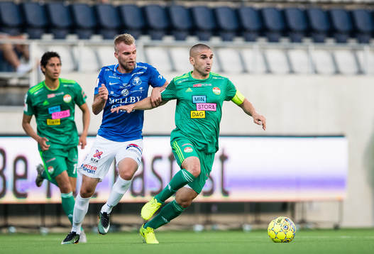 Trelleborgs Robin Nilsson i kamp om bollen med Dalkurds
