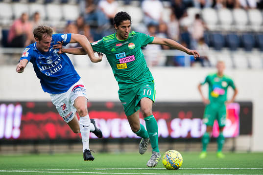 Trelleborgs Anton Tideman i kamp om bollen med Dalkurds