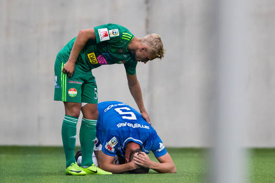 Dalkurds Simon Strand klappar om Trelleborgs Anton Tideman