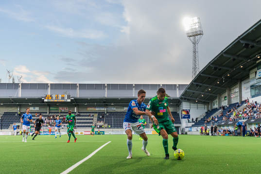 Trelleborgs Felix Hörberg i kamp om bollen Dalkurds