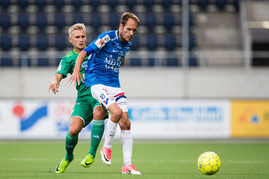 Dalkurds Simon Strand i kamp om bollen med Trelleborgs