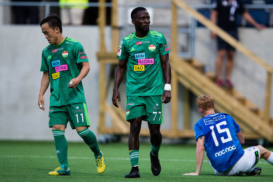 Dalkurds Yukiya Sugita och Mohamed Buya Turay deppar