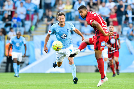 Malmö FFs Markus Rosenberg och Östersunds Noah Sonko