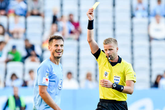 Domaren gir Malmö FFs Markus Rosenberg ett gult kort