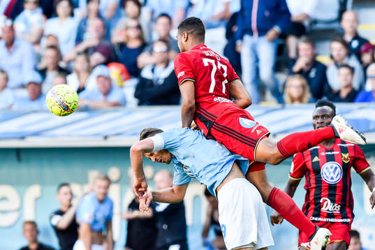 Malmö FFs Markus Rosenberg och Östersunds Noah Sonko