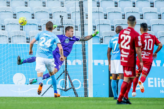 Malmö FFs målvakt Johan Dahlin släpper in Östersunds