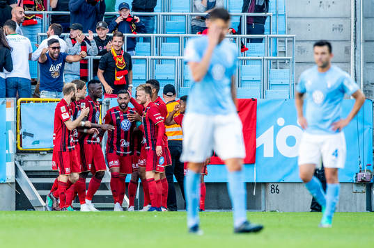 Östersunds Saman Ghoddos jublar med lagkamraterna