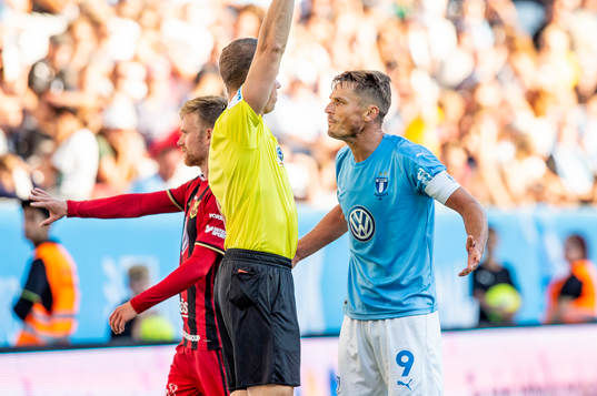 Malmö FFs Markus Rosenberg är irriterad på en av