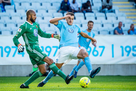 Östersunds målvakt Aly Keita mot Malmö FFs Alexander