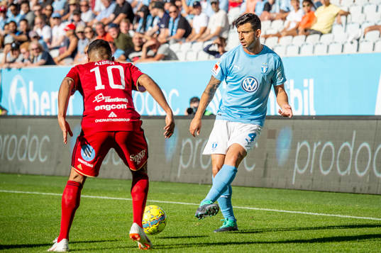 Östersunds Hosam Aiesh mot Malmö FFs Behrang Safari