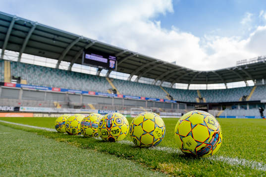 Fotbollar på gräset före fotbollsmatchen i Allsvenskan