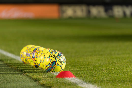 Fotbollar på gräset före fotbollsmatchen i Allsvenskan