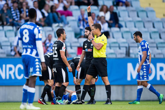 Örebros Nordin Gerzic får rödt kort