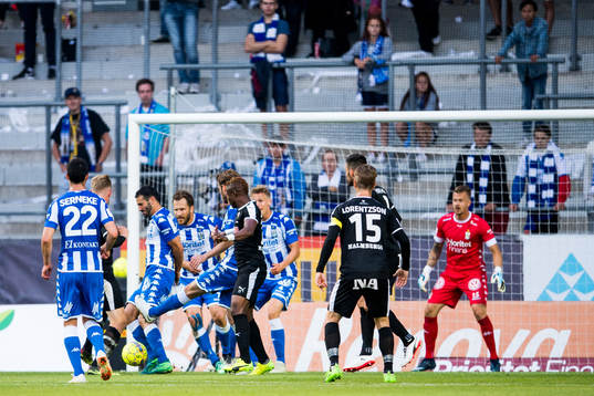 Kamp om bollen framför IFK Göteborgs målvakt Erik Dahlin