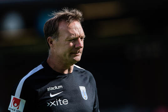 Sirius tränare Kim Bergstrand innan fotbollsmatchen i