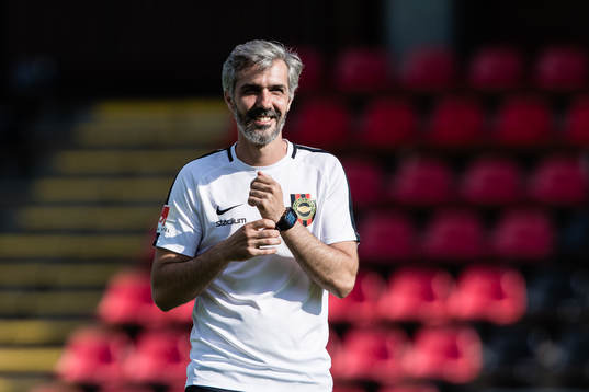 Brommapojkarnas fystränare Miguel Barata innan