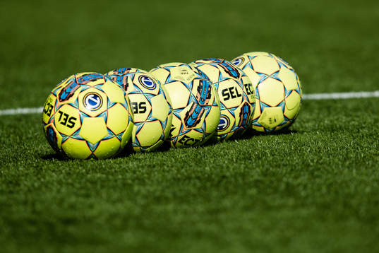 Bollar på konstgräs innan fotbollsmatchen i Allsvenskan