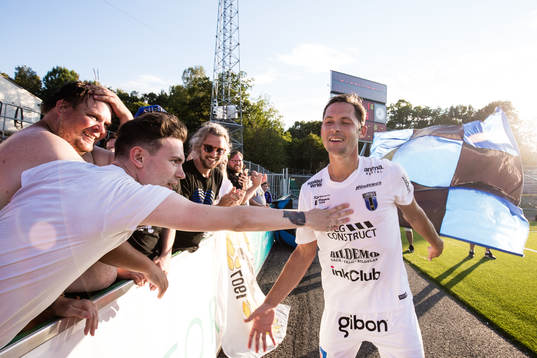 Sirius Philip Haglund jublar med supportrar