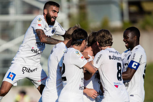 Sirius Jesper Arvidsson jublar med Charbel Georges (v),