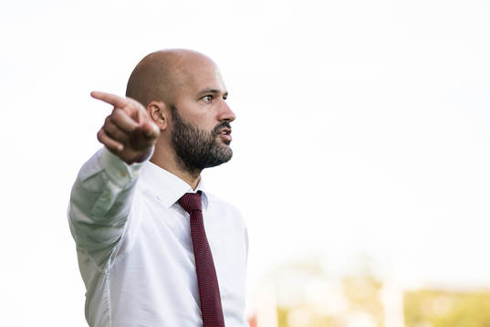 Brommapojkarnas tränare Luis Pimenta gestikulerar