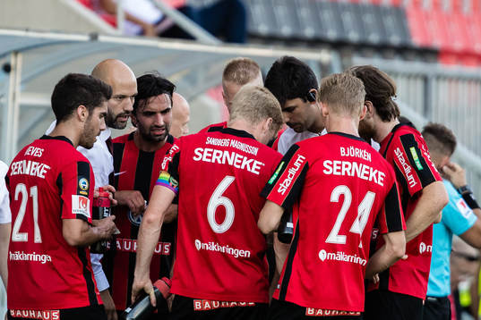 Brommapojkarnas tränare Luis Pimenta med spelare