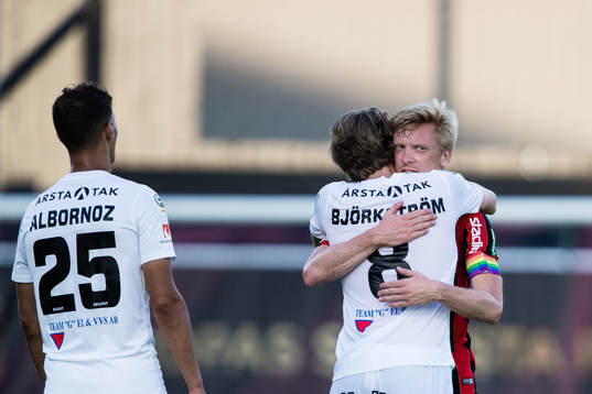Brommapojkarnas Gustav Sandberg Magnusson kramas om av Tim