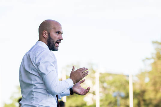 Brommapojkarnas tränare Luis Pimenta applåderar