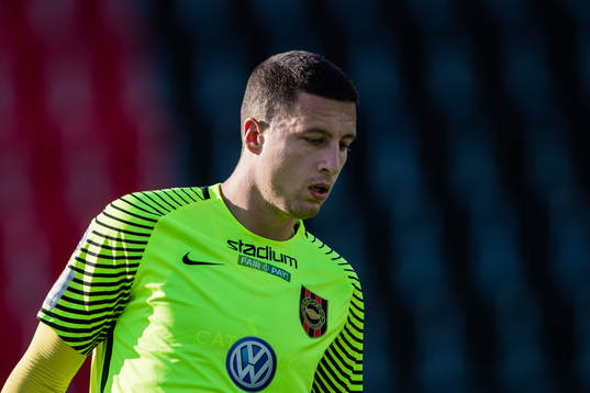 Brommapojkarnas målvakt Nikola Petric deppar