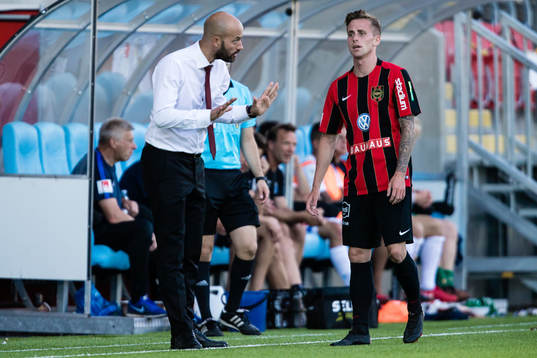 Brommapojkarnas tränare Luis Pimenta i samtal med Rasmus