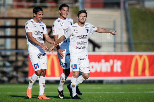 Sirius Jesper Arvidsson jublar med Philip Haglund och
