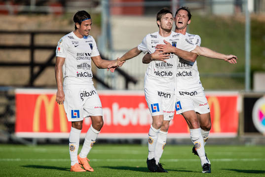 Sirius Jesper Arvidsson jublar med Philip Haglund och