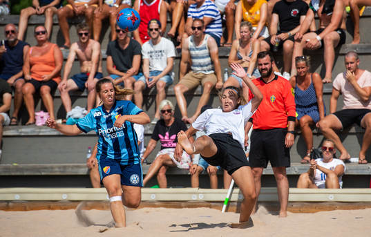 Djurgårdens IF FFs Olivia Norrman Abrahamsson och Beach