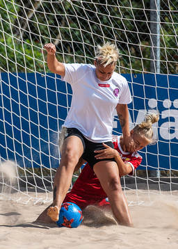 Djurgårdens IF FFs målvakt Olivia Palmqvist och Beach FFs