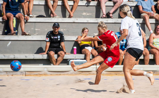 Djurgårdens IF FFs målvakt Olivia Palmqvist och Beach FFs