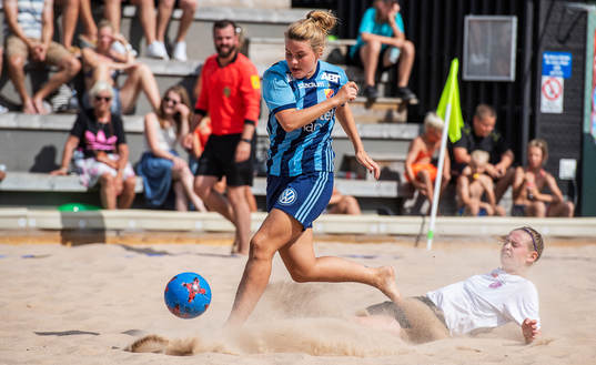 Djurgårdens IF FFs Ebba Nilsson och Beach FFs Sandra Thiman