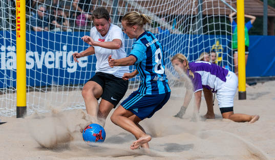 Djurgårdens IF FFs Michaela Johansson och Beach FFs Sofia