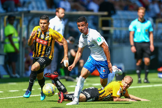 Norrköpings Ian Smith jagas av Häckens Paulinho