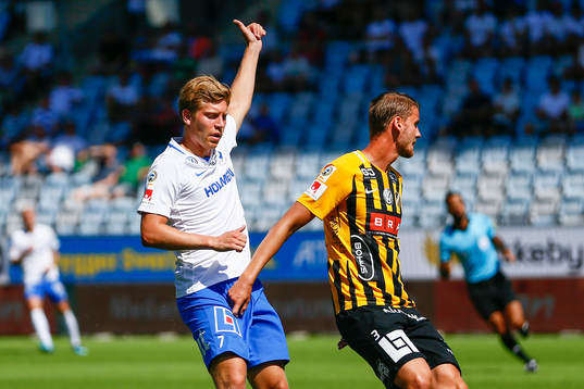 Norrköpings Alexander Fransson reagerar bakom Häckens
