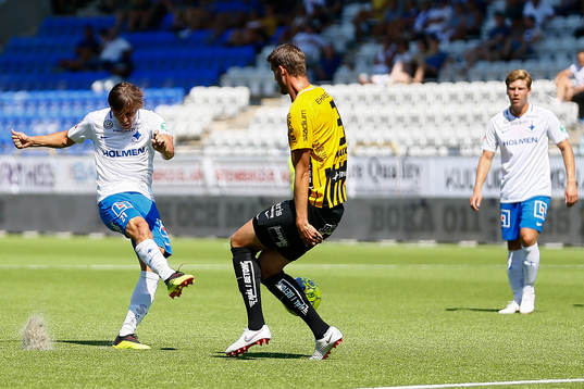 Norrköpings Simon Thern skjuter 1-0