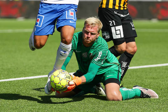 Häckens Peter Abrahamsson räddar ett läge från