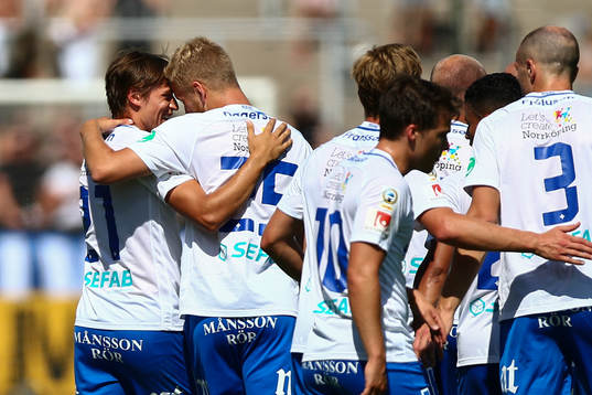 Målskytten till 1-0 Simon Thern kramas om av Filip
