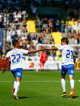 Norrköpings Ian Smith jublar med målskytten till 1-0