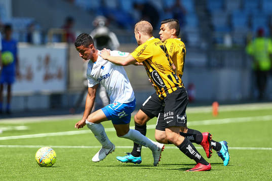 Norrköpings Ian Smith i kamp om bollen med Häckens