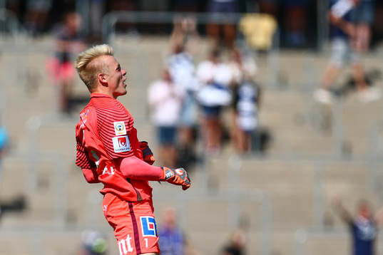 Norrköpings målvakt Isak Pettersson jublar