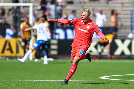 Norrköpings målvakt Isak Pettersson jublar