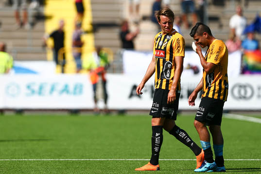 Häckens Viktor Lundberg och Paulinho deppar