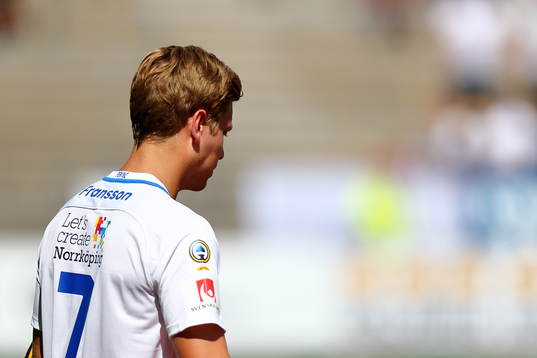 Norrköpings Alexander Fransson går in till